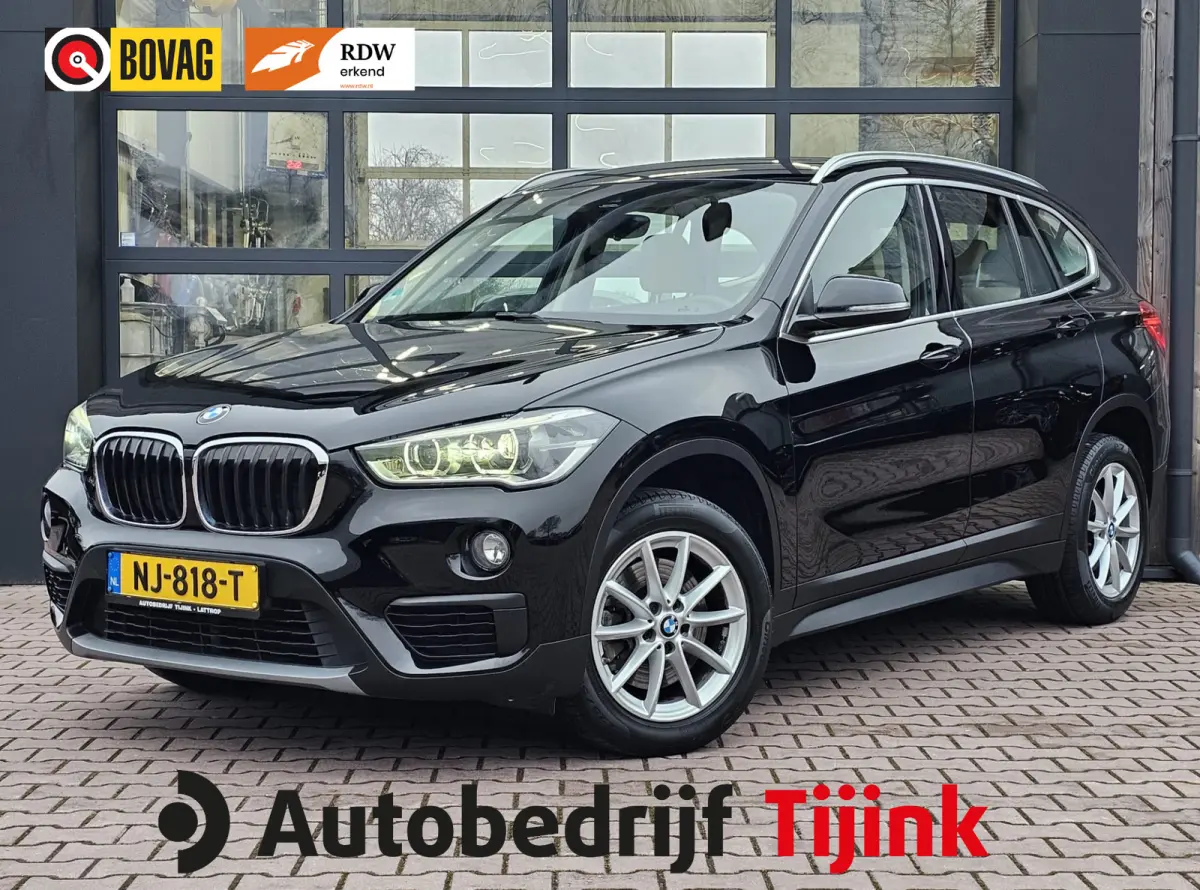 sDrive20i Centennial High Executive | Automaat | Navi | Stoelverwarming | HUD | Parkeersensoren | Leder |