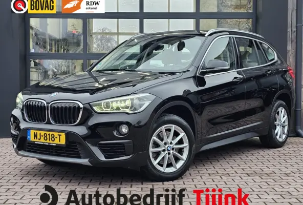 sDrive20i Centennial High Executive | Automaat | Navi | Stoelverwarming | HUD | Parkeersensoren | Leder |