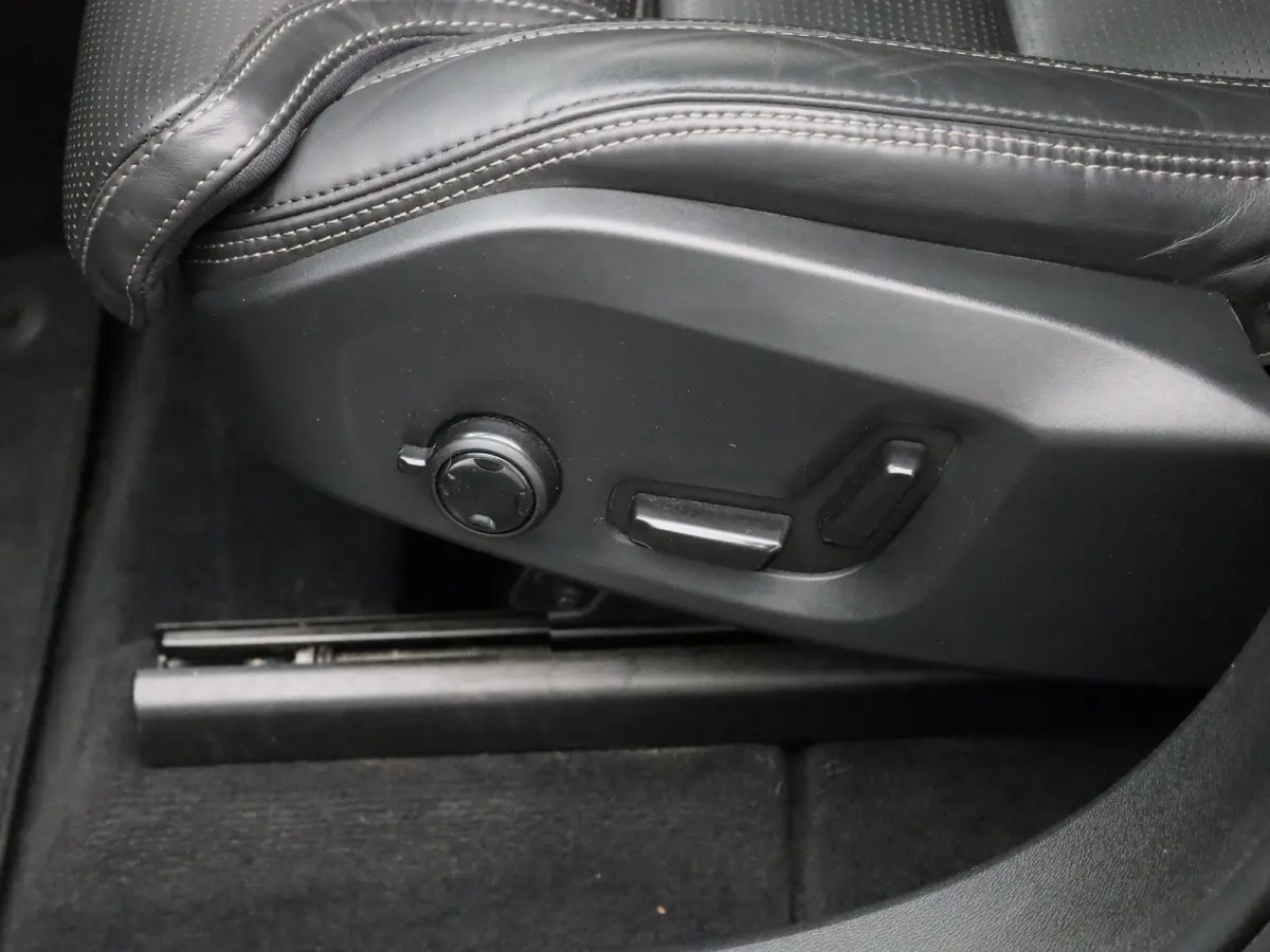 2.0 T8 Plug-in hybrid AWD Plus Dark | Panoramadak | Automaat | Apple Carplay / Android Auto | Stoel-stuurverwarming | Virtual Cockpit | Camera | Climate Control | Leder | Elektrisch Verstelb