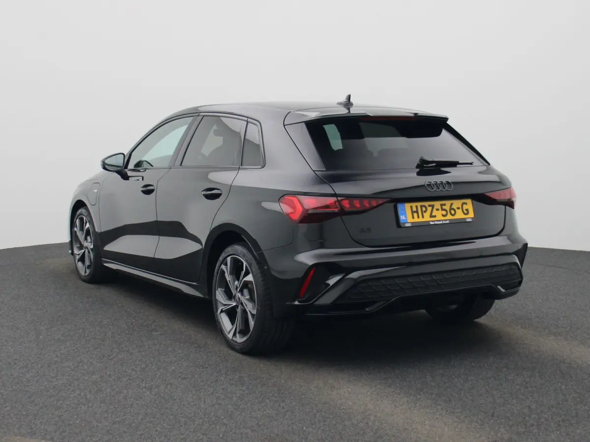 40 TFSI e S edition l Cruise control l Head-up display l Airco l Navigatie l Apple Carplay / Android Auto l Parkeersensoren l SONOS Premium 3D l Stoelverwarming l Lichtmetalen wielen