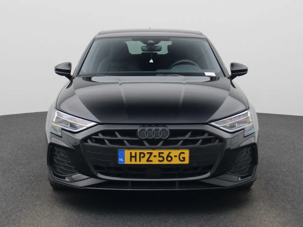 40 TFSI e S edition l Cruise control l Head-up display l Airco l Navigatie l Apple Carplay / Android Auto l Parkeersensoren l SONOS Premium 3D l Stoelverwarming l Lichtmetalen wielen