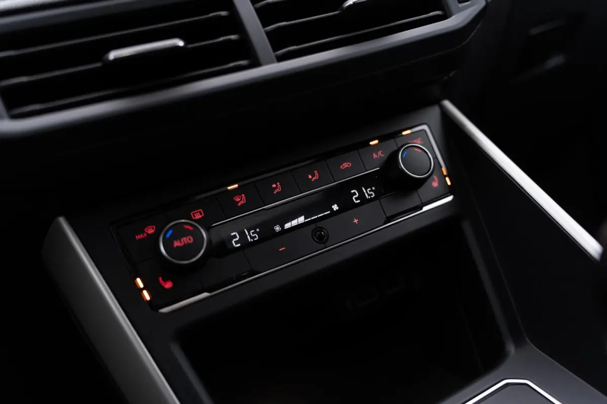 1.0 TSI R-LINE|PANO|CARPLAY|17''|ACC|LED|PDC