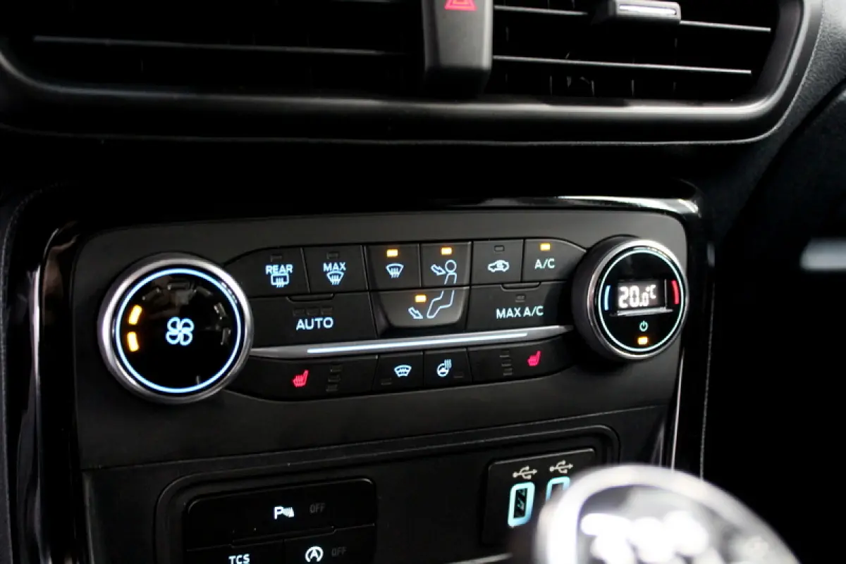 1.0 EcoBoost Titanium 126PK, RIJKLAAR!! | TREKHAAK | CARPLAY | DEELS LEER