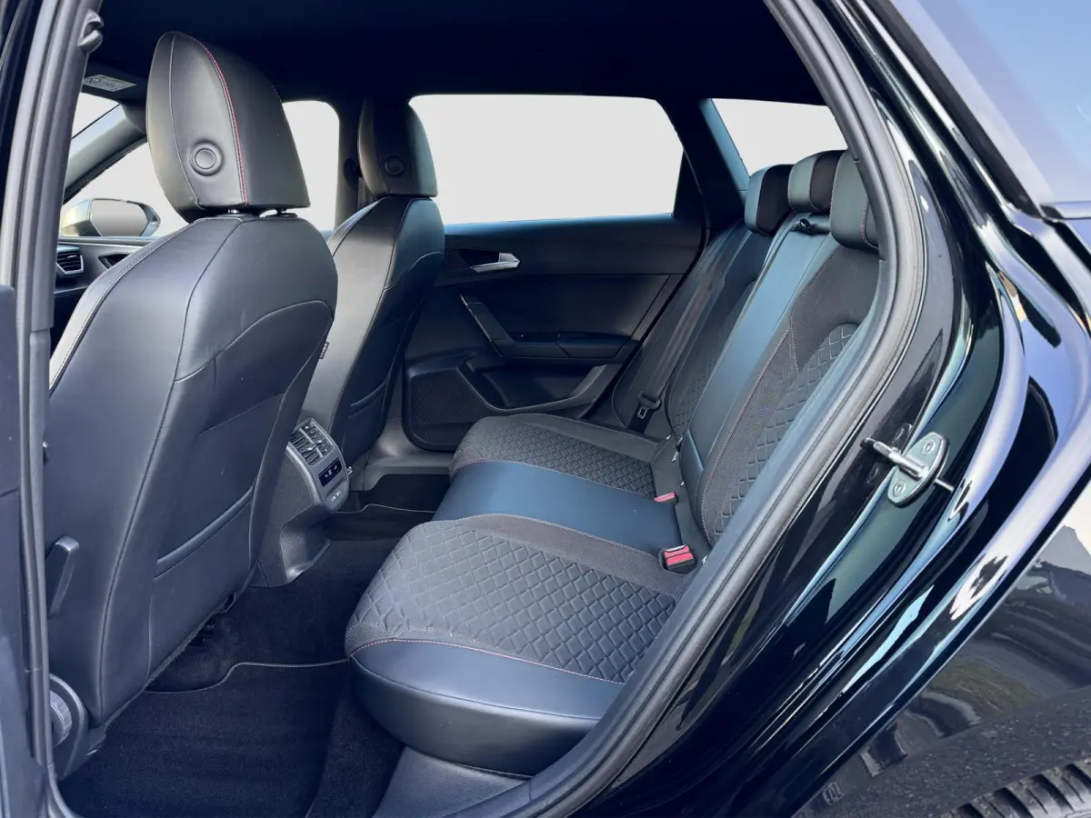 1.0 eTSI FR | Carplay | Virtual | DAB+ | Navi | Sfeerverlichting | Dealer onderhouden | Allseason banden