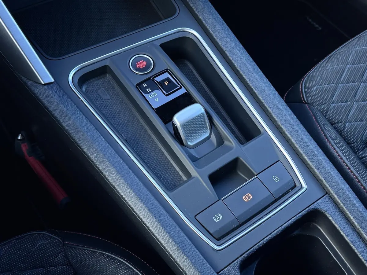 1.0 eTSI FR | Carplay | Virtual | DAB+ | Navi | Sfeerverlichting | Dealer onderhouden | Allseason banden