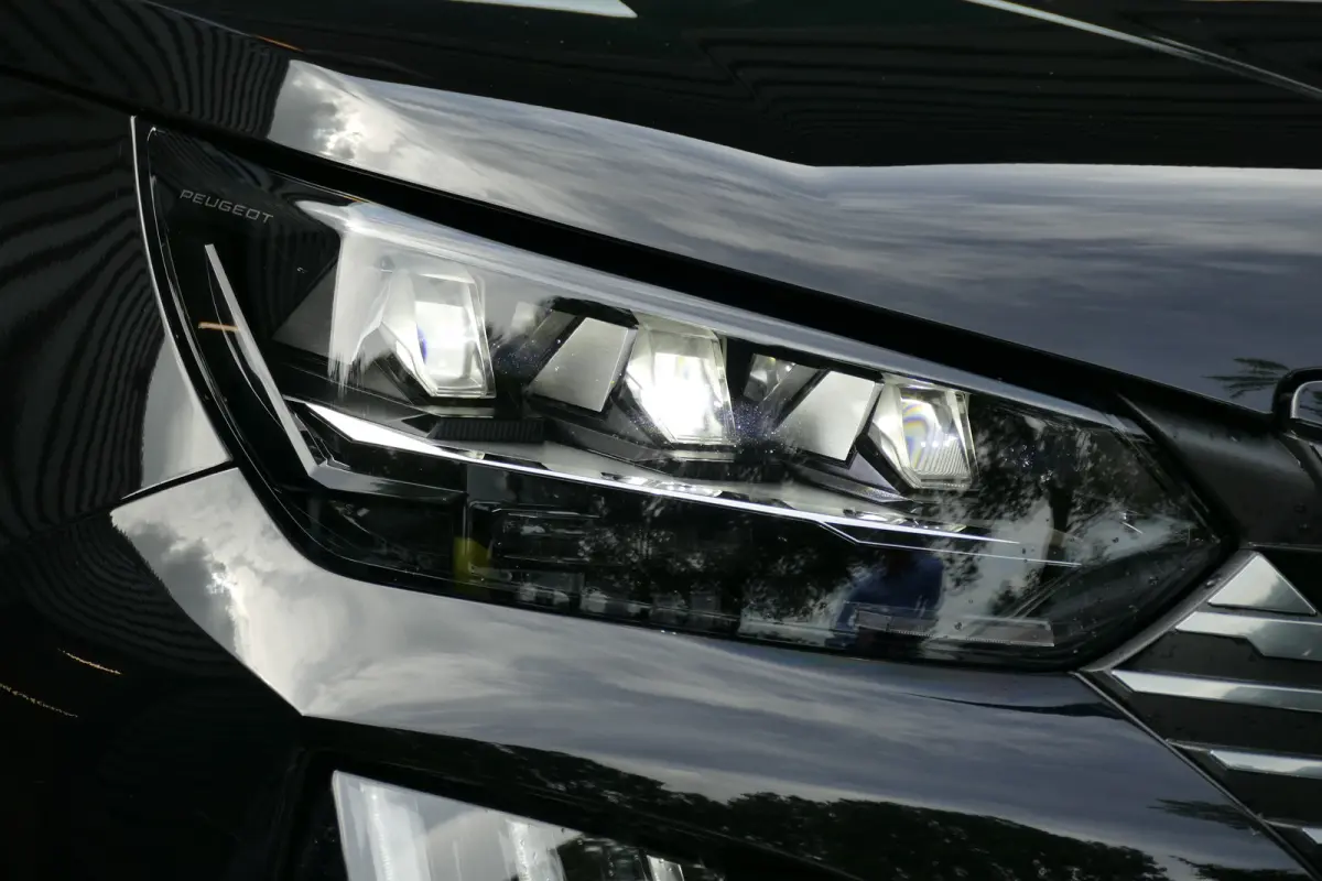 GT | Active Safety Brake met camera en radar (automatisch noodremsysteem) met Distance Alert (waarschuwing dreigende aanrijding) | Advanced Active Safety Brake met camera en radar | Climate 