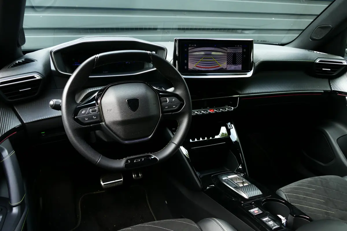 GT | Active Safety Brake met camera en radar (automatisch noodremsysteem) met Distance Alert (waarschuwing dreigende aanrijding) | Advanced Active Safety Brake met camera en radar | Climate 
