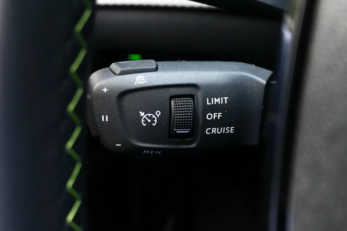 GT | Active Safety Brake met camera en radar (automatisch noodremsysteem) met Distance Alert (waarschuwing dreigende aanrijding) | Advanced Active Safety Brake met camera en radar | Climate 