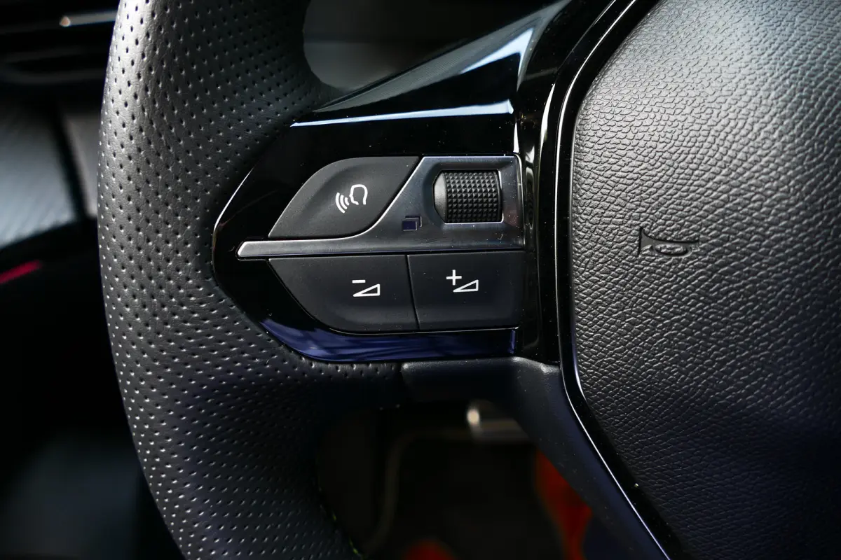 GT | Active Safety Brake met camera en radar (automatisch noodremsysteem) met Distance Alert (waarschuwing dreigende aanrijding) | Advanced Active Safety Brake met camera en radar | Climate 