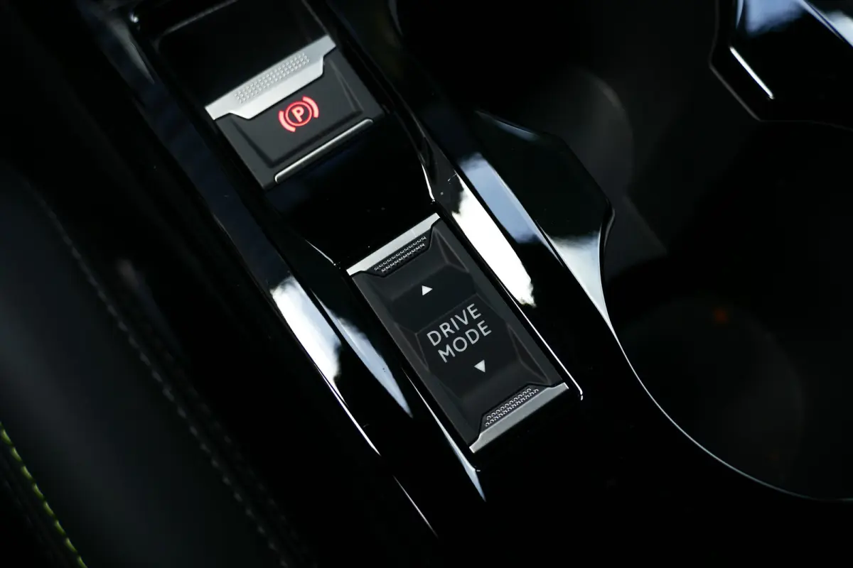 GT | Active Safety Brake met camera en radar (automatisch noodremsysteem) met Distance Alert (waarschuwing dreigende aanrijding) | Advanced Active Safety Brake met camera en radar | Climate 