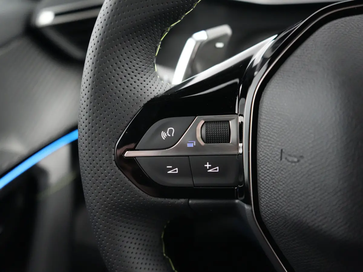 GT | Advanced Active Safety Brake met camera en radar | Climate Control | Elektrisch verstelbare en verwarmbare buitenspiegels