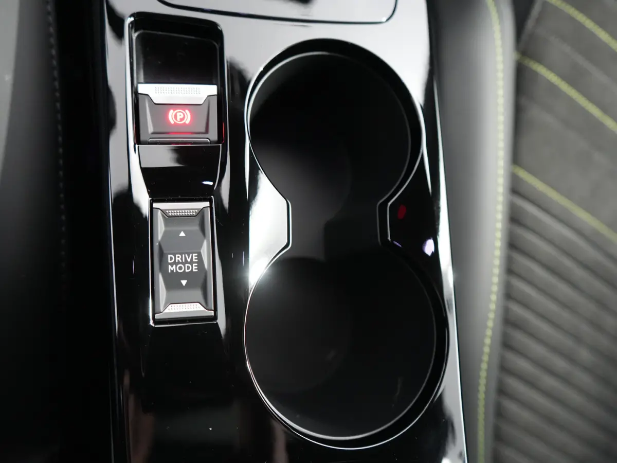 GT | Advanced Active Safety Brake met camera en radar | Climate Control | Elektrisch verstelbare en verwarmbare buitenspiegels