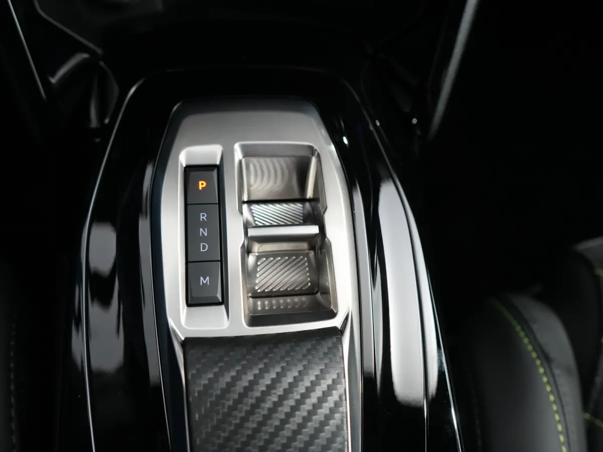 GT | Advanced Active Safety Brake met camera en radar | Climate Control | Elektrisch verstelbare en verwarmbare buitenspiegels