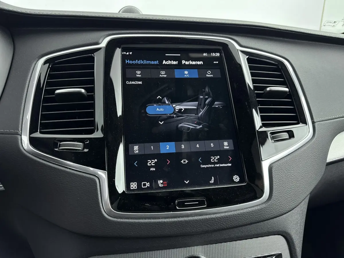 2.0 T8 Recharge AWD Ultimate Dark | Trekhaak | Bower & Wilkins Audio | Gelamineerd Glas | Luchtvering | PDC V+A+ 360 camera | Sportstoelen | 22 inch LM |