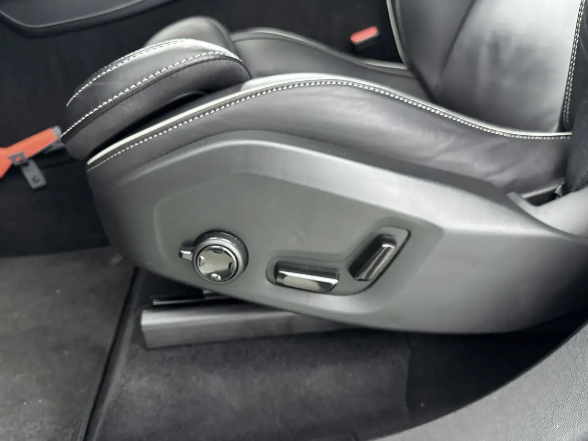 2.0 T8 Recharge AWD Ultimate Dark | Trekhaak | Bower & Wilkins Audio | Gelamineerd Glas | Luchtvering | PDC V+A+ 360 camera | Sportstoelen | 22 inch LM |