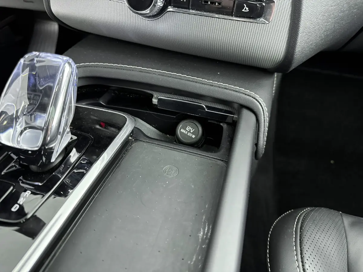 2.0 T8 Recharge AWD Ultimate Dark | Trekhaak | Bower & Wilkins Audio | Gelamineerd Glas | Luchtvering | PDC V+A+ 360 camera | Sportstoelen | 22 inch LM |