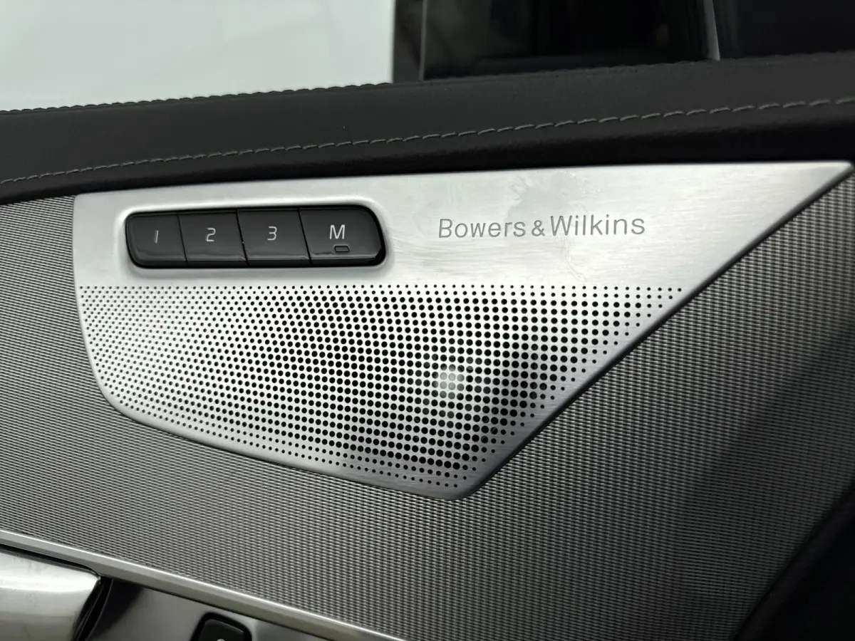 2.0 T8 Recharge AWD Ultimate Dark | Trekhaak | Bower & Wilkins Audio | Gelamineerd Glas | Luchtvering | PDC V+A+ 360 camera | Sportstoelen | 22 inch LM |