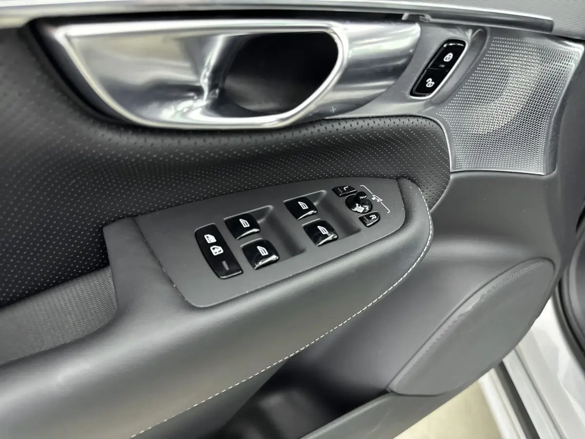 2.0 T8 Recharge AWD Ultimate Dark | Trekhaak | Bower & Wilkins Audio | Gelamineerd Glas | Luchtvering | PDC V+A+ 360 camera | Sportstoelen | 22 inch LM |
