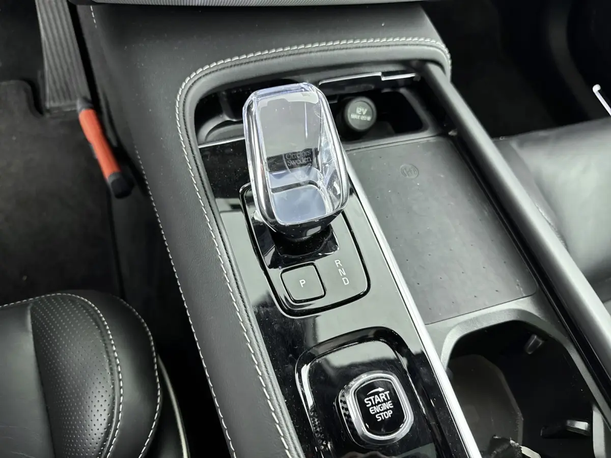 2.0 T8 Recharge AWD Ultimate Dark | Trekhaak | Bower & Wilkins Audio | Gelamineerd Glas | Luchtvering | PDC V+A+ 360 camera | Sportstoelen | 22 inch LM |