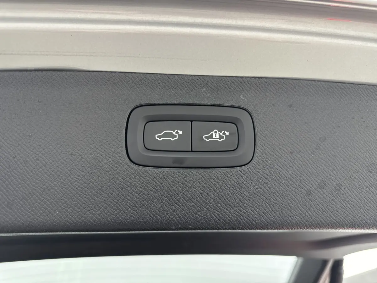 2.0 T8 Recharge AWD Ultimate Dark | Trekhaak | Bower & Wilkins Audio | Gelamineerd Glas | Luchtvering | PDC V+A+ 360 camera | Sportstoelen | 22 inch LM |