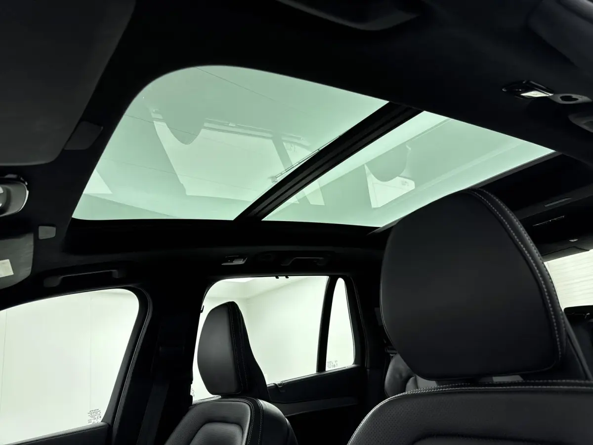 2.0 T8 Recharge AWD Ultimate Dark | Trekhaak | Bower & Wilkins Audio | Gelamineerd Glas | Luchtvering | PDC V+A+ 360 camera | Sportstoelen | 22 inch LM |