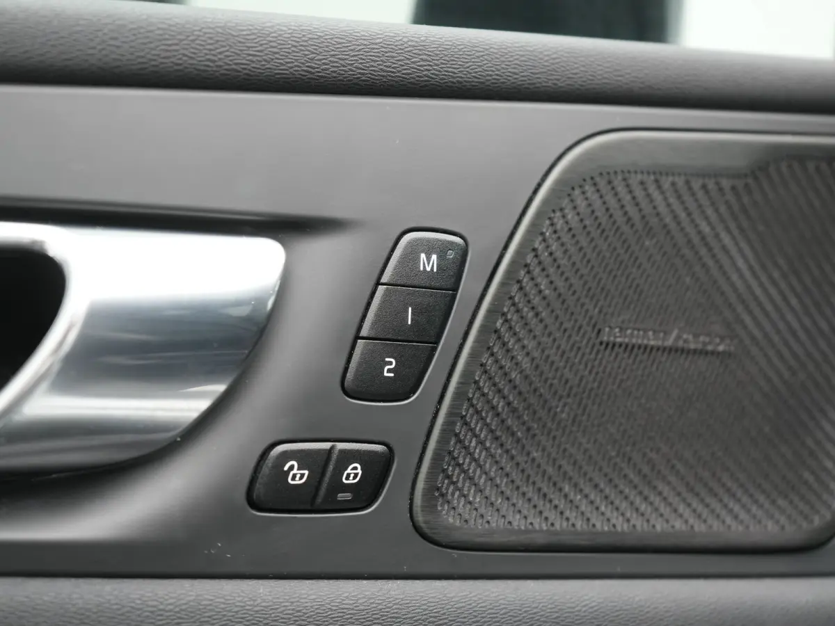 Recharge T8 AWD R-Design PHEV 391pk Dealer O.H. | Panodak | Luchtvering | Head Up | Camera | Harman & Kardon | Lederen Sportstoelen Memory & Verwarmd | 21"L.M | Apple Carplay | Keyless | Bli