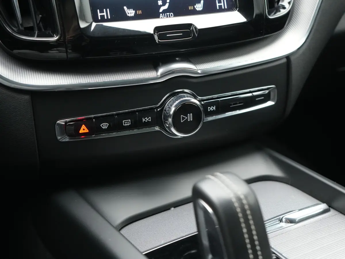 Recharge T8 AWD R-Design PHEV 391pk Dealer O.H. | Panodak | Luchtvering | Head Up | Camera | Harman & Kardon | Lederen Sportstoelen Memory & Verwarmd | 21"L.M | Apple Carplay | Keyless | Bli