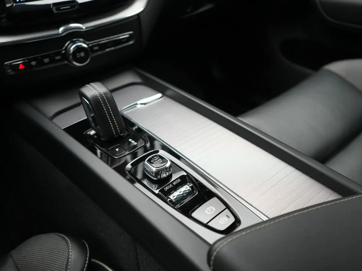 Recharge T8 AWD R-Design PHEV 391pk Dealer O.H. | Panodak | Luchtvering | Head Up | Camera | Harman & Kardon | Lederen Sportstoelen Memory & Verwarmd | 21"L.M | Apple Carplay | Keyless | Bli