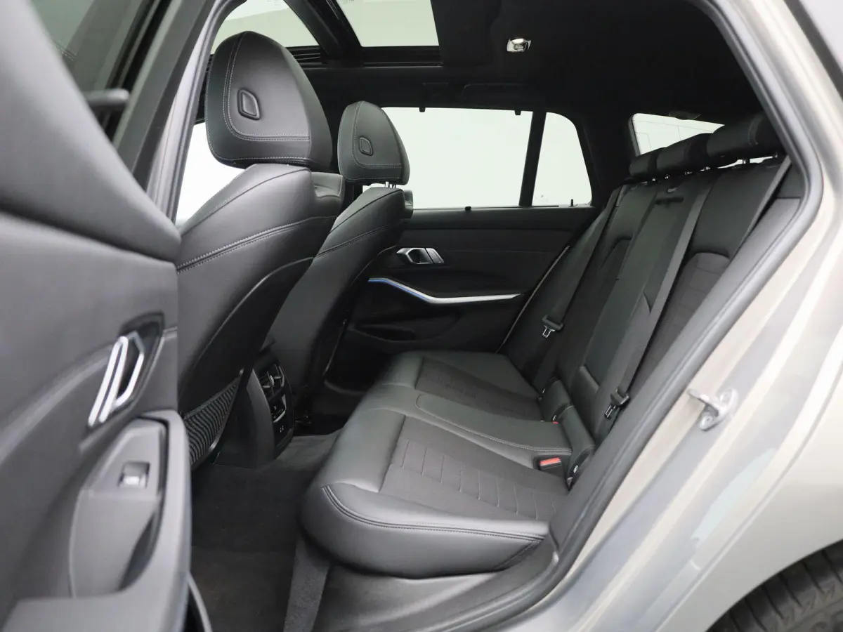 320e Business Edition Plus | Automaat | LMV | Navigatie | Schuifdak | Stoel verwarming | Virtual cockpit | Half leder | Parkeer sensoren | Elec. achterklep | Virtual cockpit | Camera | Clima