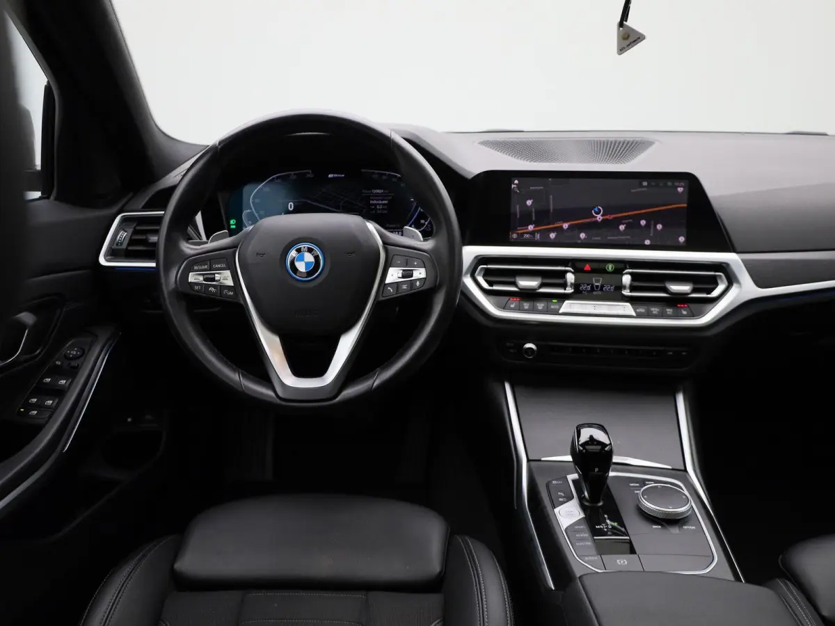 320e Business Edition Plus | Automaat | LMV | Navigatie | Schuifdak | Stoel verwarming | Virtual cockpit | Half leder | Parkeer sensoren | Elec. achterklep | Virtual cockpit | Camera | Clima