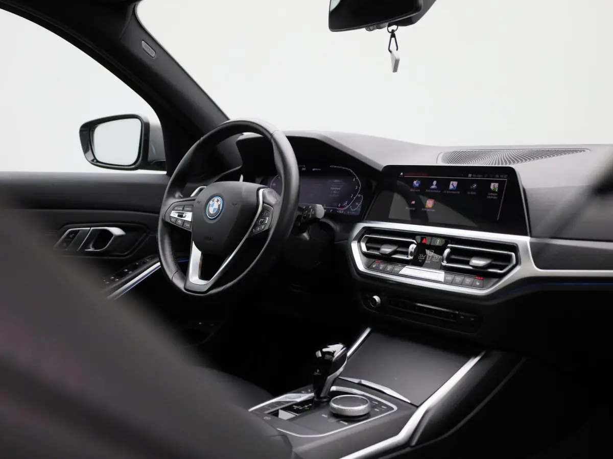 320e Business Edition Plus | Automaat | LMV | Navigatie | Schuifdak | Stoel verwarming | Virtual cockpit | Half leder | Parkeer sensoren | Elec. achterklep | Virtual cockpit | Camera | Clima