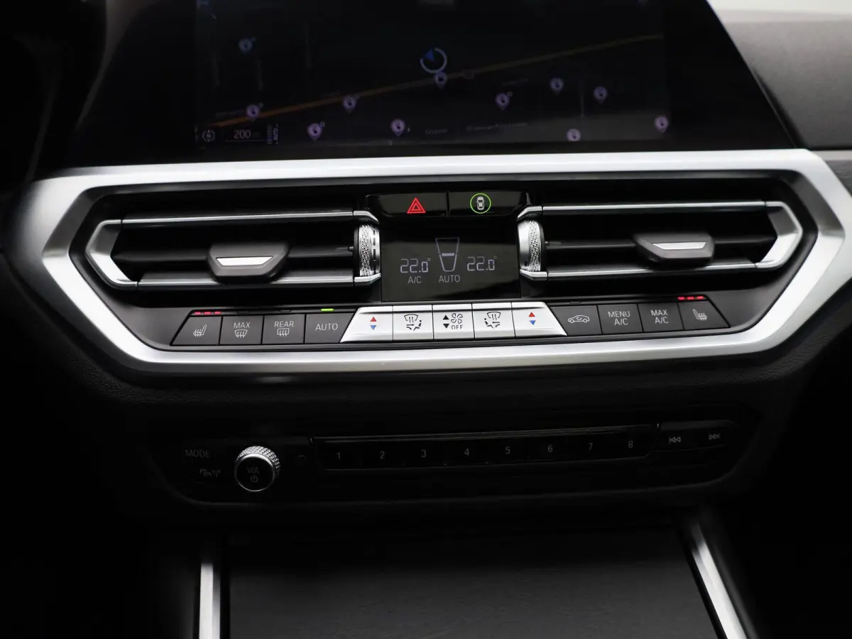 320e Business Edition Plus | Automaat | LMV | Navigatie | Schuifdak | Stoel verwarming | Virtual cockpit | Half leder | Parkeer sensoren | Elec. achterklep | Virtual cockpit | Camera | Clima