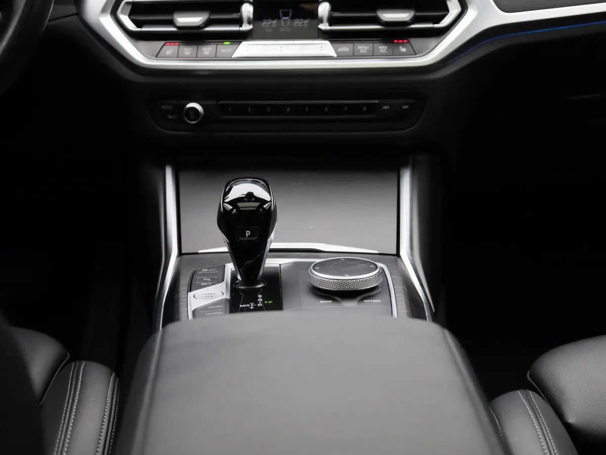 320e Business Edition Plus | Automaat | LMV | Navigatie | Schuifdak | Stoel verwarming | Virtual cockpit | Half leder | Parkeer sensoren | Elec. achterklep | Virtual cockpit | Camera | Clima