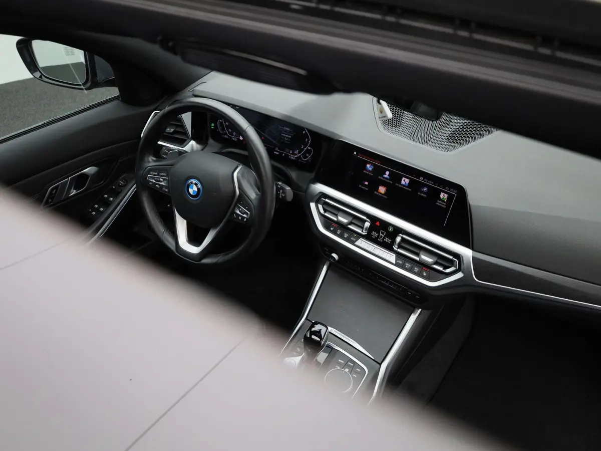 320e Business Edition Plus | Automaat | LMV | Navigatie | Schuifdak | Stoel verwarming | Virtual cockpit | Half leder | Parkeer sensoren | Elec. achterklep | Virtual cockpit | Camera | Clima