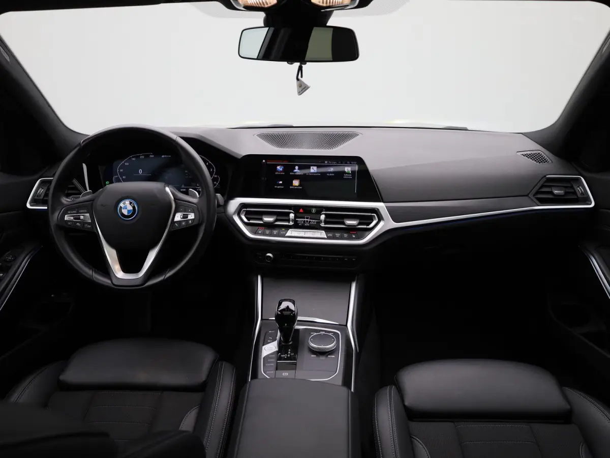 320e Business Edition Plus | Automaat | LMV | Navigatie | Schuifdak | Stoel verwarming | Virtual cockpit | Half leder | Parkeer sensoren | Elec. achterklep | Virtual cockpit | Camera | Clima