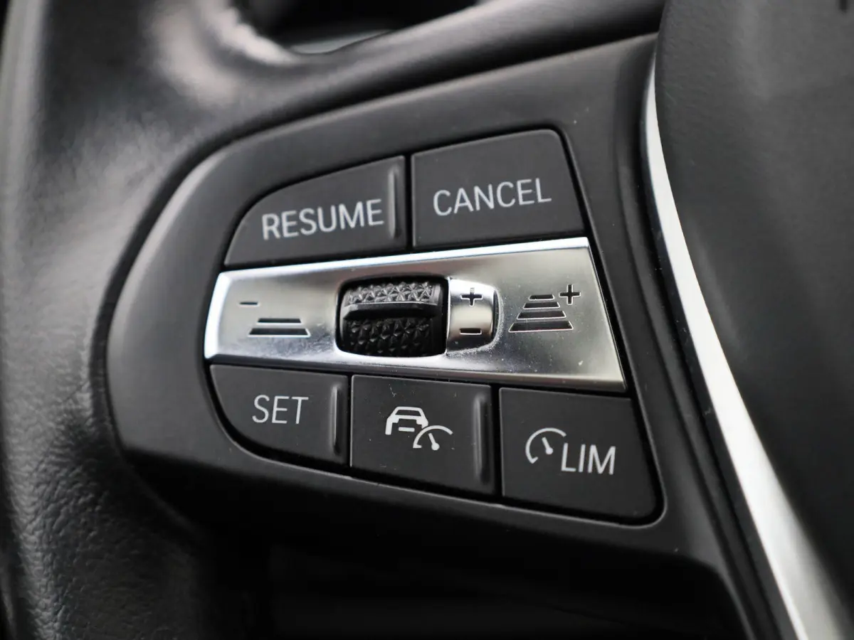 320e Business Edition Plus | Automaat | LMV | Navigatie | Schuifdak | Stoel verwarming | Virtual cockpit | Half leder | Parkeer sensoren | Elec. achterklep | Virtual cockpit | Camera | Clima