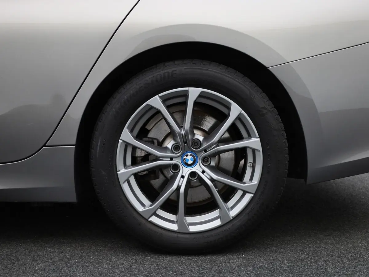 320e Business Edition Plus | Automaat | LMV | Navigatie | Schuifdak | Stoel verwarming | Virtual cockpit | Half leder | Parkeer sensoren | Elec. achterklep | Virtual cockpit | Camera | Clima