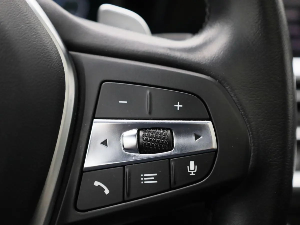320e Business Edition Plus | Automaat | LMV | Navigatie | Schuifdak | Stoel verwarming | Virtual cockpit | Half leder | Parkeer sensoren | Elec. achterklep | Virtual cockpit | Camera | Clima