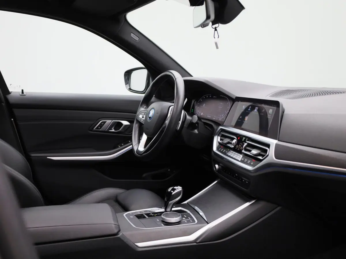 320e Business Edition Plus | Automaat | LMV | Navigatie | Schuifdak | Stoel verwarming | Virtual cockpit | Half leder | Parkeer sensoren | Elec. achterklep | Virtual cockpit | Camera | Clima