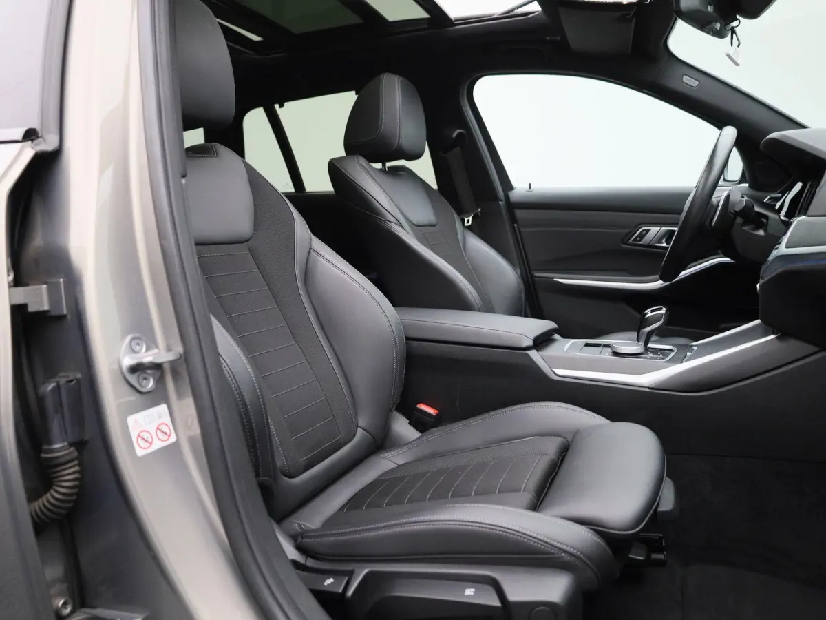 320e Business Edition Plus | Automaat | LMV | Navigatie | Schuifdak | Stoel verwarming | Virtual cockpit | Half leder | Parkeer sensoren | Elec. achterklep | Virtual cockpit | Camera | Clima