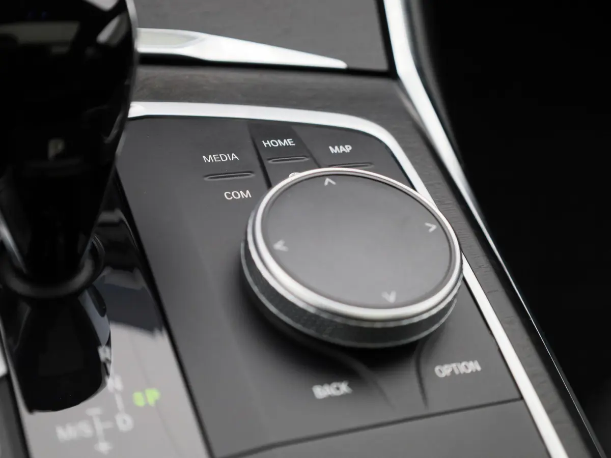 320e Business Edition Plus | Automaat | LMV | Navigatie | Schuifdak | Stoel verwarming | Virtual cockpit | Half leder | Parkeer sensoren | Elec. achterklep | Virtual cockpit | Camera | Clima