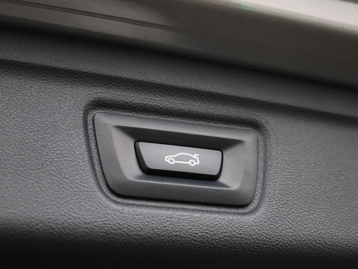 320e Business Edition Plus | Automaat | LMV | Navigatie | Schuifdak | Stoel verwarming | Virtual cockpit | Half leder | Parkeer sensoren | Elec. achterklep | Virtual cockpit | Camera | Clima