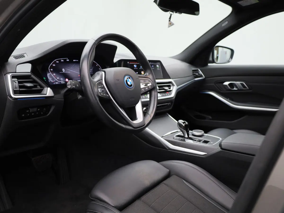 320e Business Edition Plus | Automaat | LMV | Navigatie | Schuifdak | Stoel verwarming | Virtual cockpit | Half leder | Parkeer sensoren | Elec. achterklep | Virtual cockpit | Camera | Clima