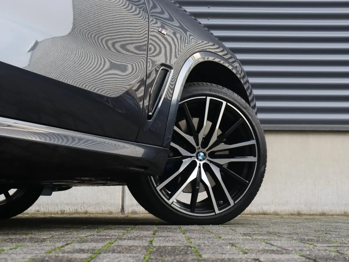 xDrive40i | High Executive | M Sportpakket | Panodak Skylounge | Trekhaak | Hi-Fi | Driving Assistant | Head-Up | Adaptief M Onderstel | 22'' LMV |