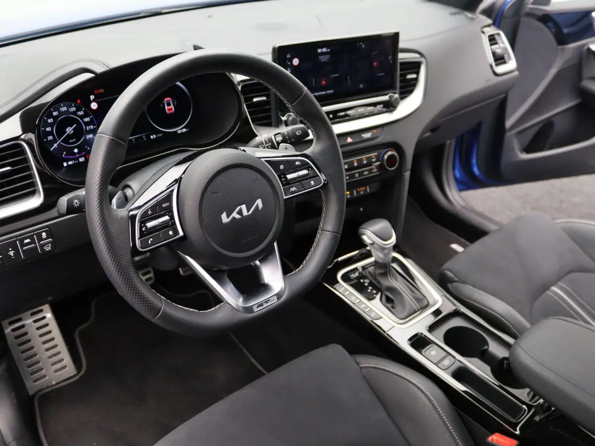 1.5 T-GDi GT-Line |  Automaat | Navigatie | Panoramadak | Apple Carplay / Android Auto | Climate Control | Camera | Digital Cockpit | Kia Connect | Stoel- Stuurverwarming | Adaptive Cruise C