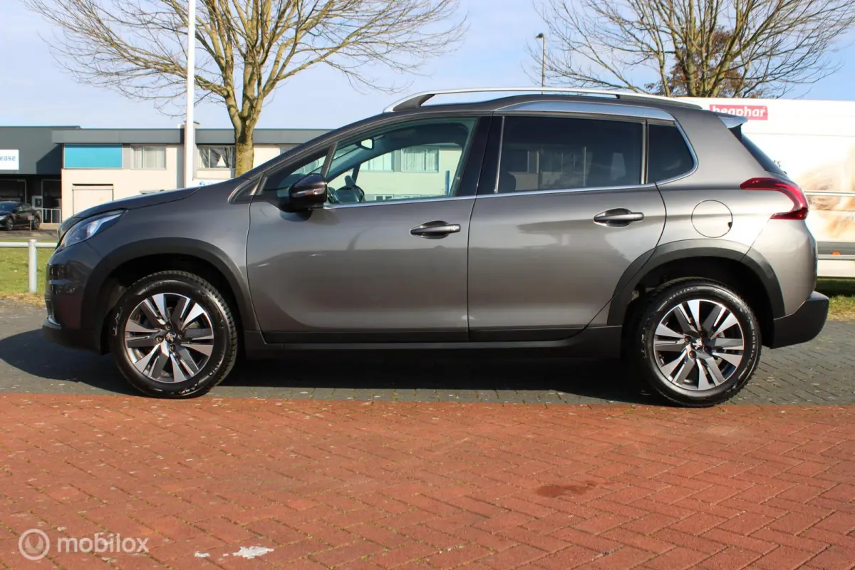 1.2 110 PK Turbo GT-line, Donker glas, Pdc voor + achter + camera, Cruise, Clima, Navi, App connect