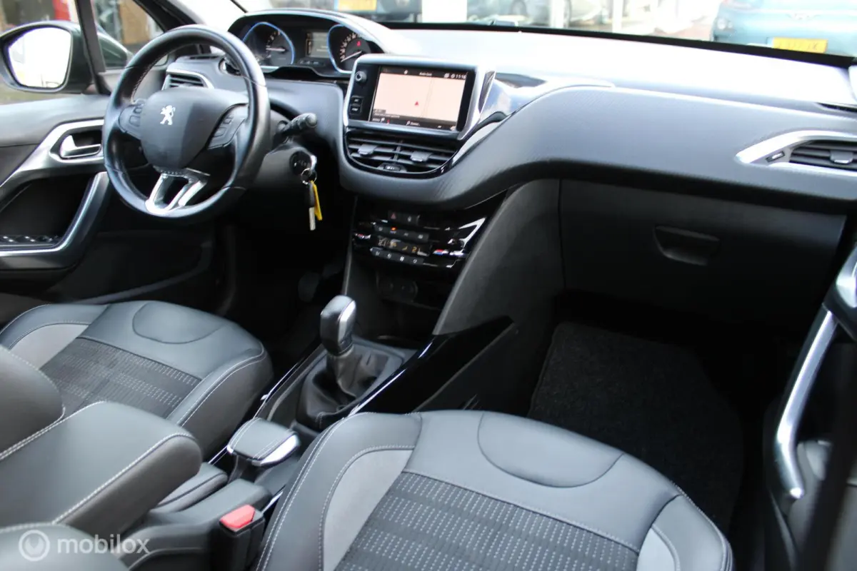 1.2 110 PK Turbo GT-line, Donker glas, Pdc voor + achter + camera, Cruise, Clima, Navi, App connect