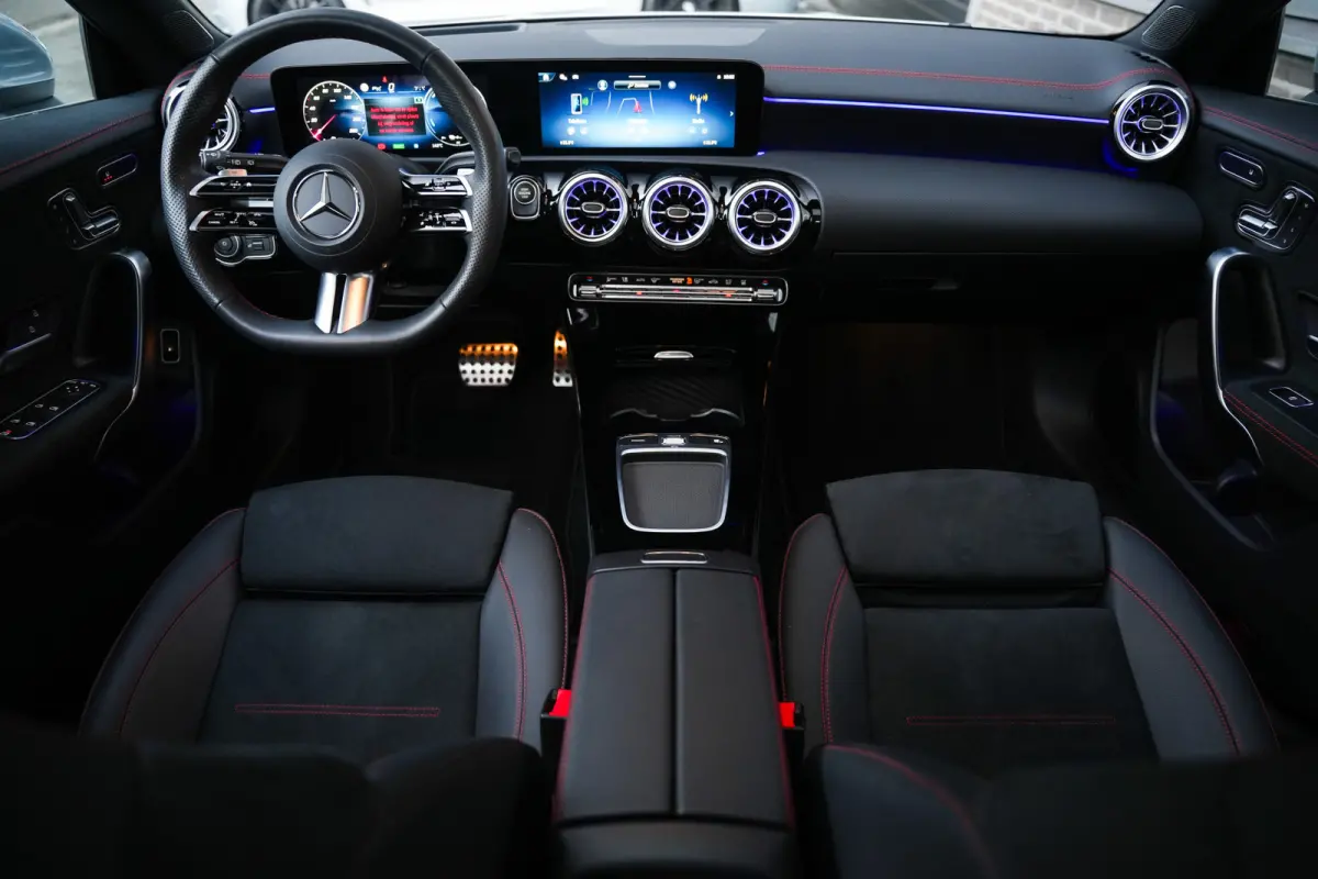 250 e 218 pk AMG Line / Pano-Dak/ Distronic/ AMG-line/Keyless/ Widescreen/ Stoel/Stuur.verw/ Head-Up/ Sfeerverl./  19''LMV