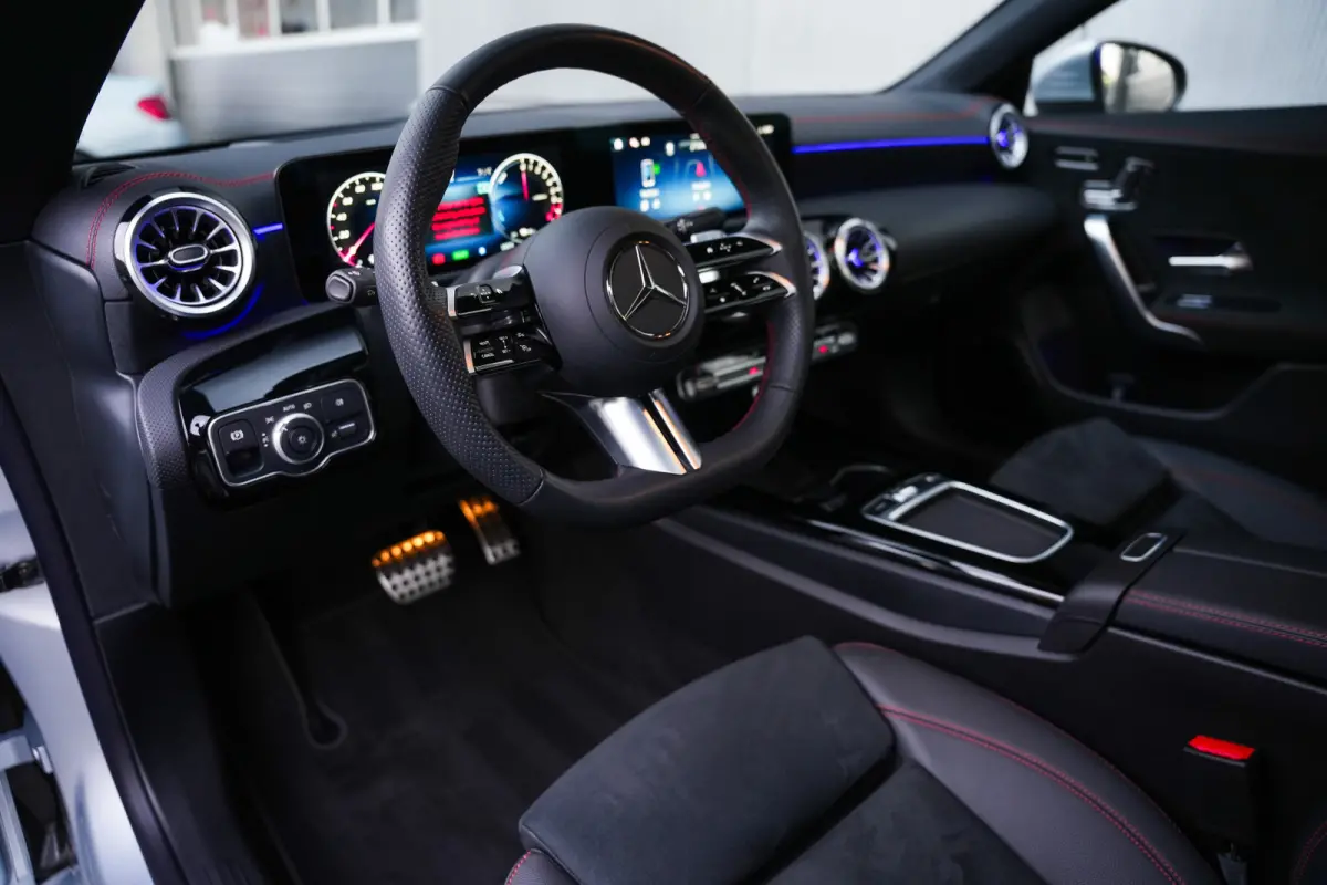 250 e 218 pk AMG Line / Pano-Dak/ Distronic/ AMG-line/Keyless/ Widescreen/ Stoel/Stuur.verw/ Head-Up/ Sfeerverl./  19''LMV