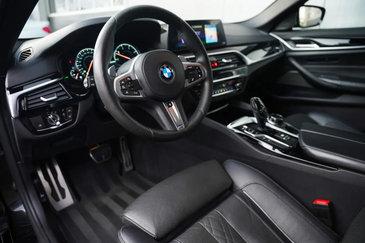 M550d 400pk xDrive High Executive M-Sportpakket /BTW-Auto/ Led-Koplamp/ Leder/ Sport-Stoelen/ Stoel.Verw/ Head-Up/ Keyless/ Harman&Kardon/ 360-Camera/ 20'' LMV
